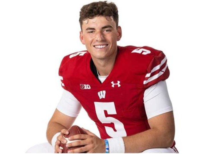 Graham Mertz Height, Weight, Net Worth, Age, Birthday, Wikipedia, Who, Nationality, Biography