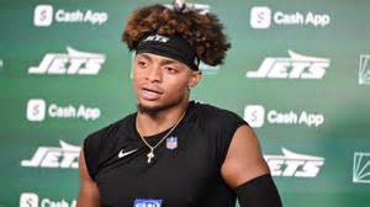 
Is Justin Fields Gay? Age, Height, Net Worth 